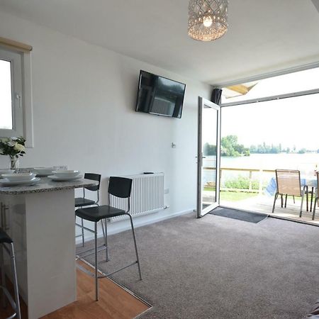 Premium Lake Lodges Chichester Exterior foto